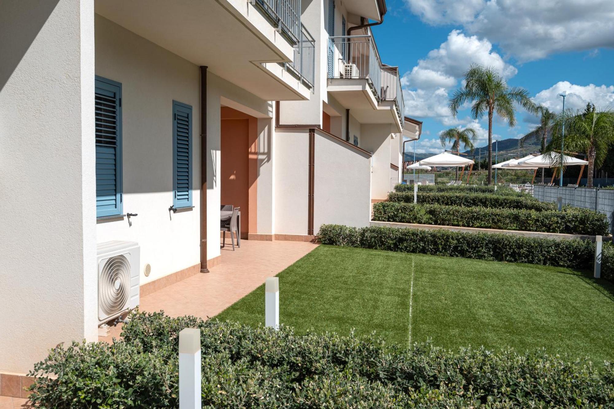Icaro Residence Apartments With A Beautiful Pool Sant'Agata di Militello Exterior foto