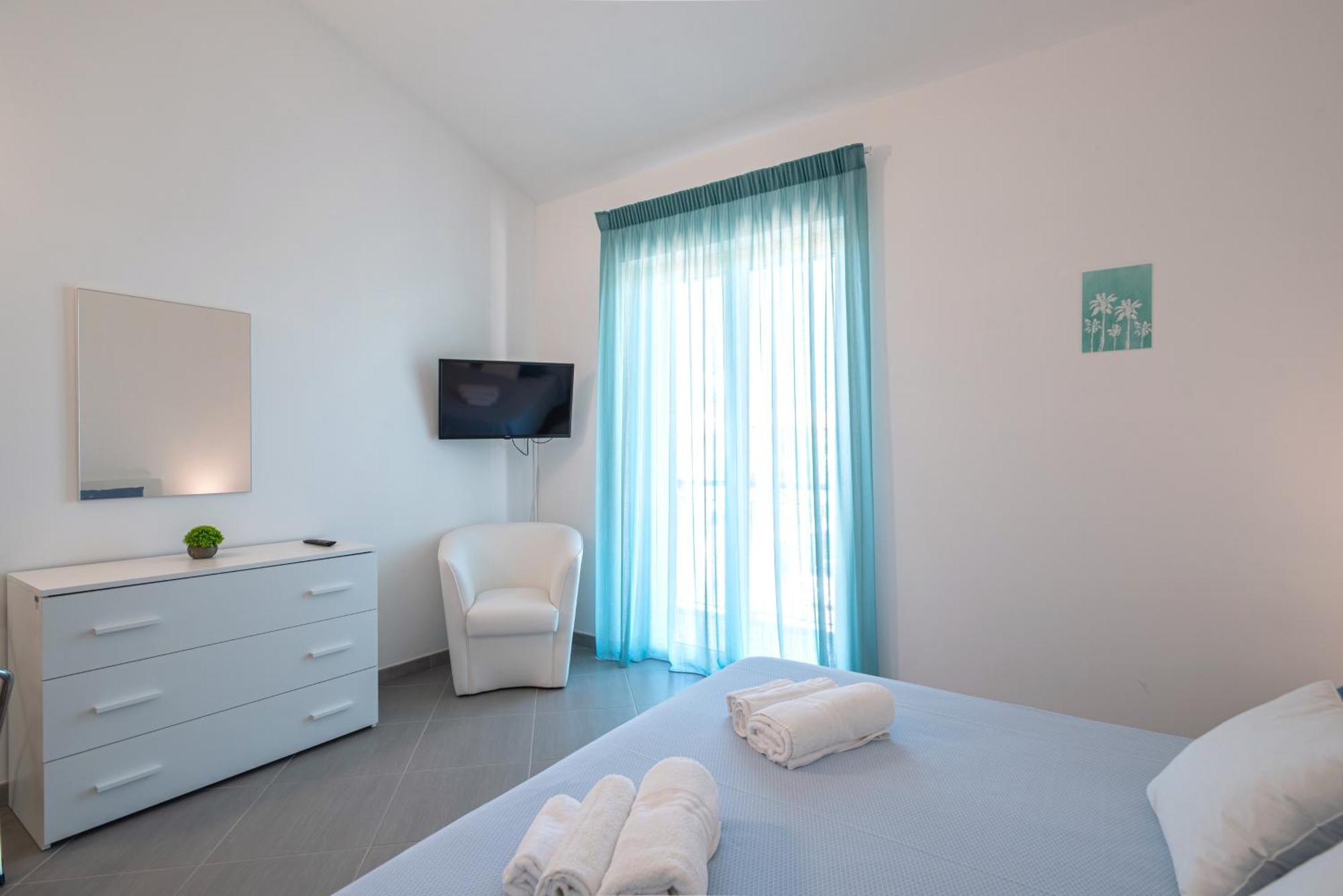 Icaro Residence Apartments With A Beautiful Pool Sant'Agata di Militello Exterior foto